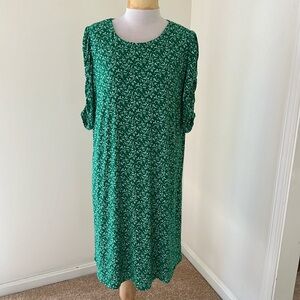 New! CeCe SZ 1X green floral dress with ruched sleeves.